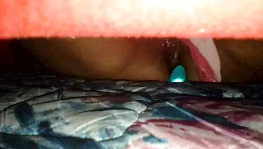 Onu hep yalnız bırakıyor. Azgın bir kız ne yapar?