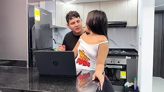 Üvey kız kardeşim yemek yaparken büyük yarağımı emmek istiyor