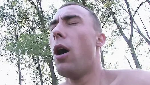 Genç sportif adam ormanda bir nineyle tinder randevusunda! Ateşli bir sikiş için çok çaresiz ve hatta dişlerini çıkarıyor