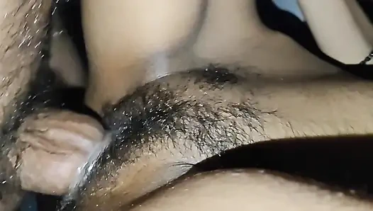 Masaj büyük amcığı parmaklıyor ve prezervatif giyerken siyah kıllı büyük zenci yarağıyla sikiliyor.