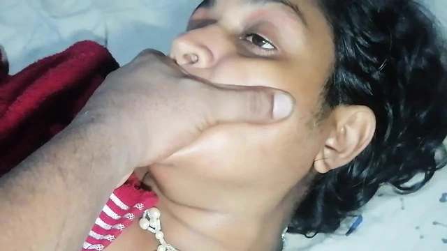 Üvey annemin kendine dokunuyor olduğunu gördüm ve içine girdim