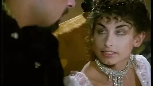 Lucrezia Borgia sikiştiktan sonra üvey erkek kardeşinin sidiğini yutuyor