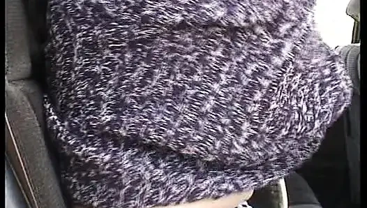 Çirkin koyu saçlı Alman genç erkek avcısı tek başına