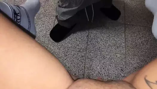 Cuckold onun metresinden dolu prezervatif alır