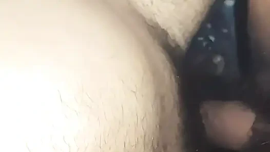 Hintli evli kadının seksi, teyze ilk kez yanlış deliğe penis sokuyor