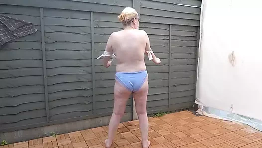 Külotlu ve sutyenli evli kadın