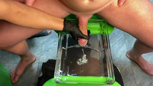 Yaşlı kadın su altında büyük yarağı sağıyor.