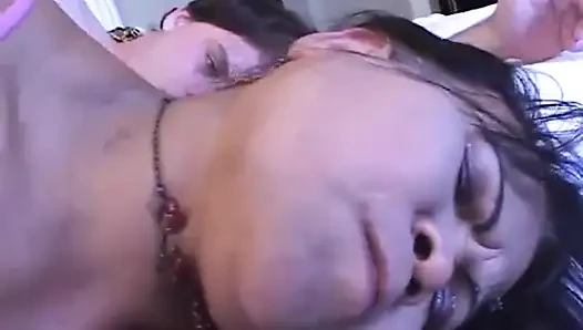Asyalı tombul yatak odasında sikişiyor