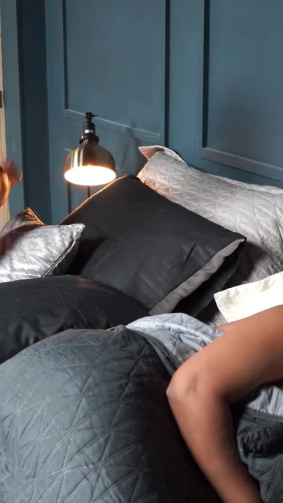 Üvey anne aynı otel yatağını paylaştıktan sonra üvey oğlunu sikiyor | Klip 1