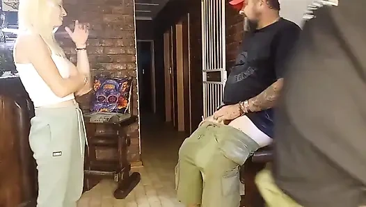 İki yaşlı adam tüm deliklerimi dolduruyor