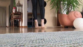 Sarı ayak bileği topuklu ayakkabılarla yürümek