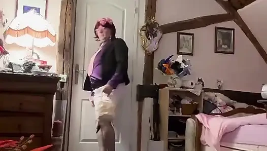 Bir akşam için küçük pembe etekle giyinmiş
