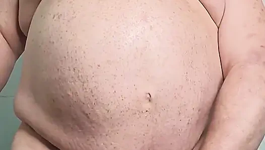 Büyük adam büyük yarağını sıvazlıyor