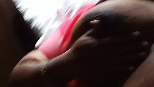 Hintli teyze amcık su pompalıyor