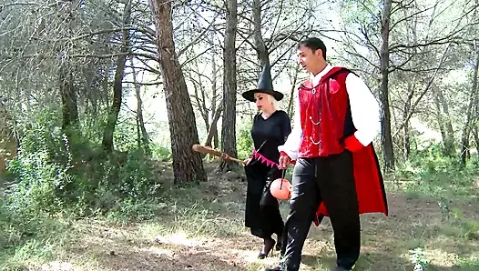 Büyük memeli ateşli sarışın ormanda Cadılar Bayramı için giyinmiş iki kötü adam tarafından sertçe sikiliyor