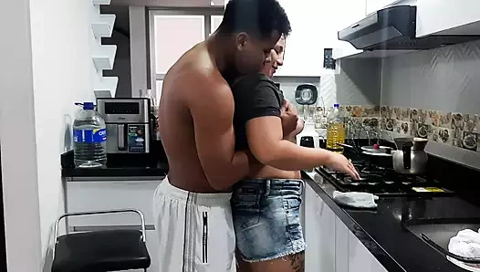 Lezzetli göğüsleri beni tahrik ediyor, bana en iyi oral seks yapıyor, o bir kaltak