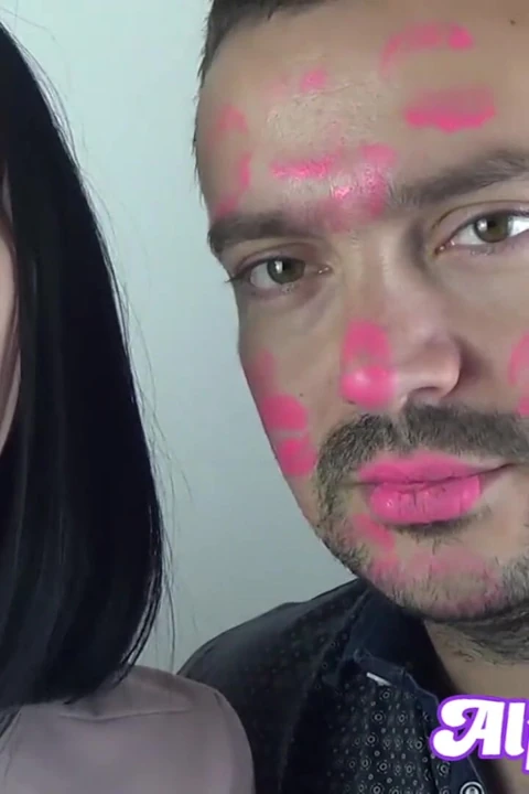 Alex'i yüzünü öperken pembe neon parlak rujla kapatıyor