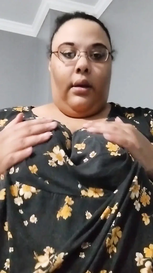 Büyük göğüslerimle oynuyorum ve meme uçlarımı yalıyorum!