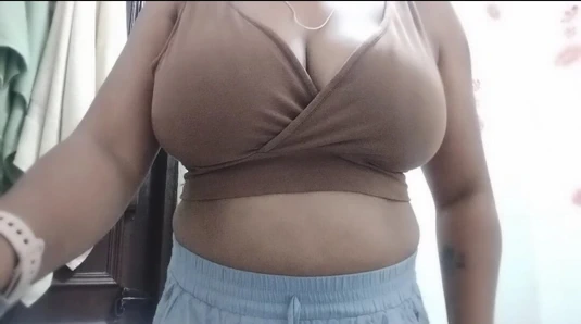 Hintli kadın banyoda Dudu'ya bastırıyor.