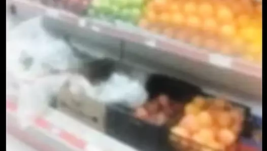 Bir pazarda güzel yarı çıplak kız