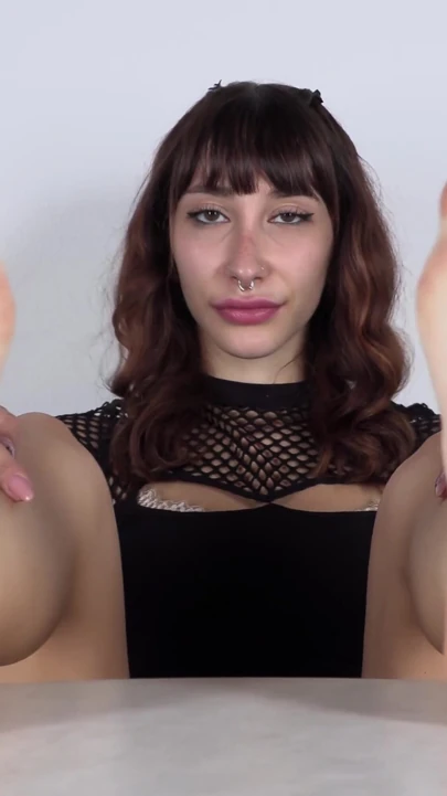 Çarpıcı esmer hatun Reine Vixen masaj yapıyor ve georges ayaklarını masada poz veriyor