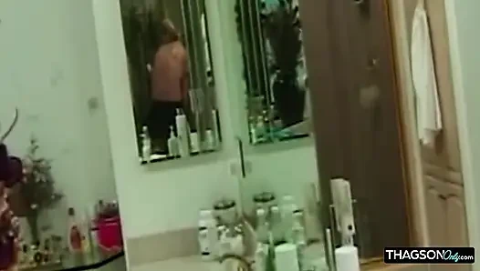 Sarışın hatun ıslak orgazm olana kadar sert parmaklanıyor