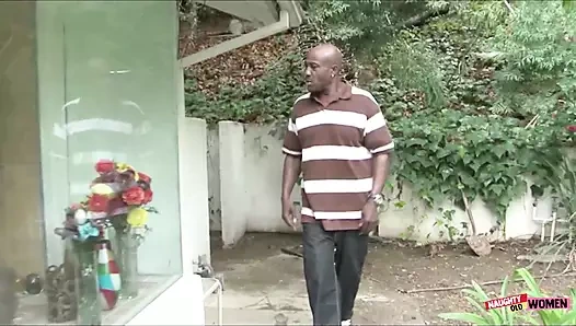 Büyük memeli bu azgın orta yaşlı seksi kadınlar ırklararası üçlü seks yapmayı seviyor ve düzenli olarak büyük zenci yarağı dölünü yutuyor