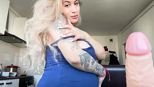 Busty sarışın alay ve emme yapay penis içinde the mutfak