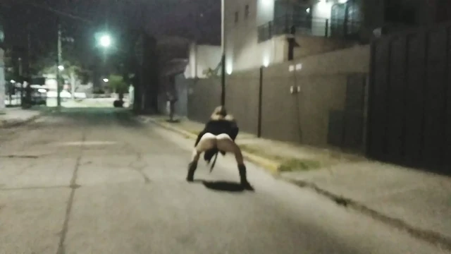 Şehir sokağında halka açık çıplaklık röntgencilere yakalandı