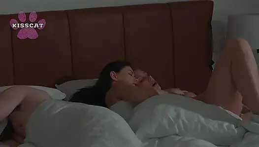 Üvey kardeşler paylaşılan yatakta porno izliyor! Üvey kız kardeş kulüpten sonra yanlış oda - kisscat ve mrcat