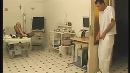 Kliniğin içinde sikimi emmek