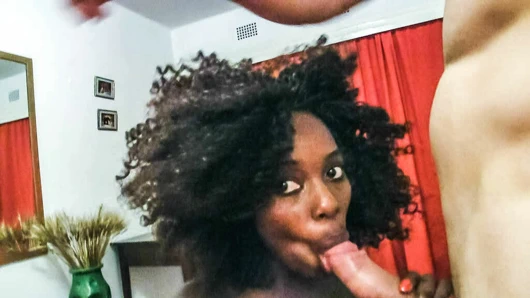 Güzel abanoz model, seks videosunu çekerken hızla kameraya bakıyor