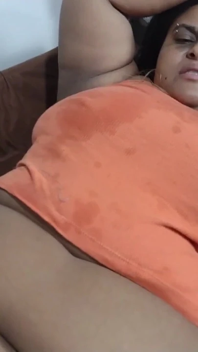 "Büyük memeli evli kadın kocasının arkadaşını sikiyor" dan mutlaka görülmeli an