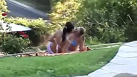 Amatör lezbo genç kız amcığını yalıyor