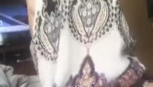 Elbiseli ateşli kız dans ediyor ve mastürbasyon yapıyor