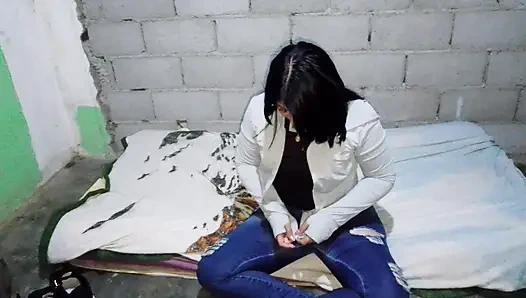 Büyük götlü esmer bir latin evde yalnızken komşusuyla tutkulu seks yapıyor.