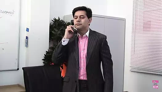 patron iki sarışın sekreterini masada sikiyor