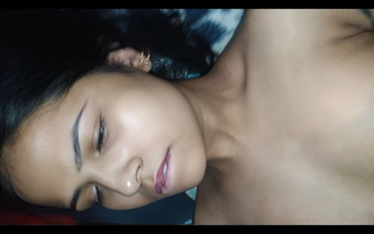 Latika seksi bacaklar ve ayak yarak alıyor