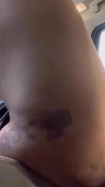 Потрясающий момент из "Я пошла в супермаркет с моим мужем и в конце концов мастурбирует и сквиртует на парковке"