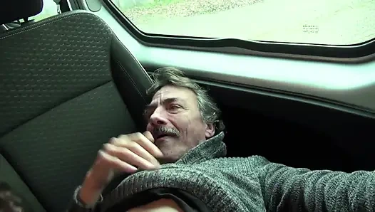 Seksi dövmeli piliç sikiliyor ve amını parçalıyor