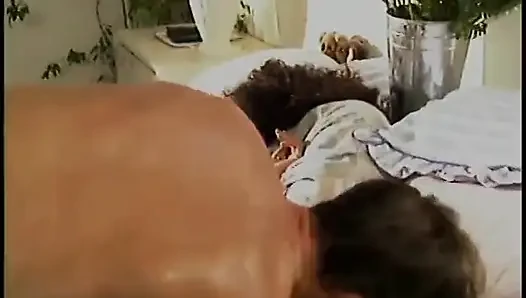 Seksi bronzlaşmış bebek yatakta amını arkadan okşuyor