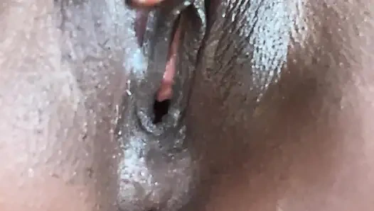 Bu kaltak amcıkla boşalıyor