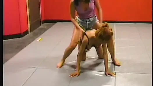 Azgın orta yaşlı seksi kadınlar vahşice birbirleriyle güreşiyor ve dildo yapıyor