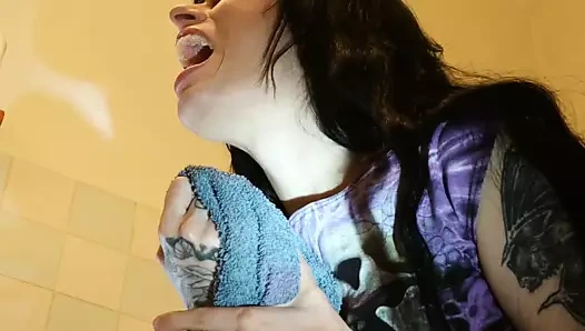 Köle izlerken onun domina brushing ona diş pt2 hd