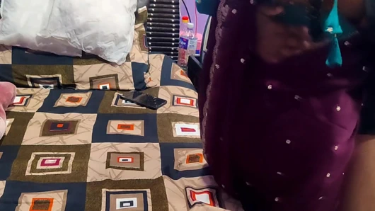 Üvey kız kardeşimi yatak odasında sikiyorum