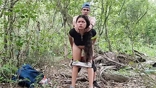 Ormanın ortasında güzel bir Hintli kadını sikiyorum