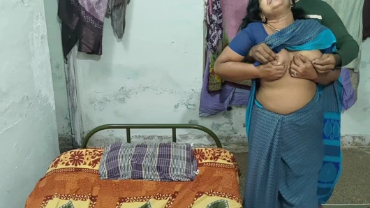 Asyalı bir Desi yengeyle konuştum ve onu seks yapmayı kabul ettirdim.