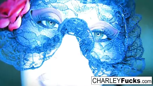 Charley seksi iç çamaşırı ve çorap giyiyor