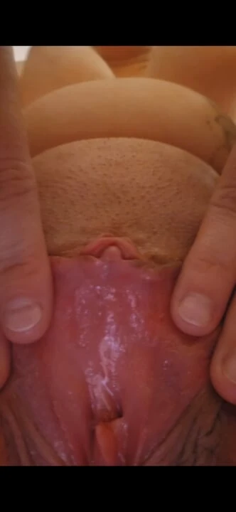 Senin için işiyor, kameranın her yerine