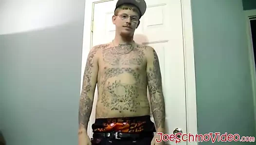 Tattoed sarmaşık boşalmak onun taşakları